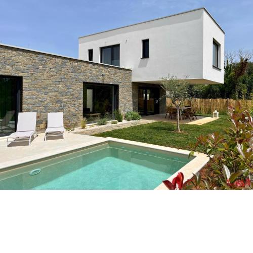Villa Zen - with heated pool & close to the sea