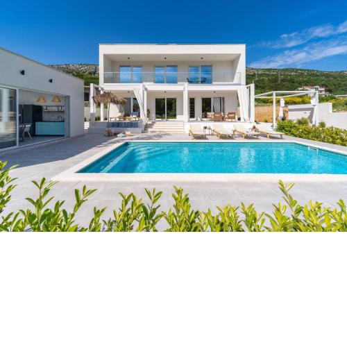 Villa Zen with 4 bedrooms, private 32 sqm pool, summer kitchen, 7 km from the beach
