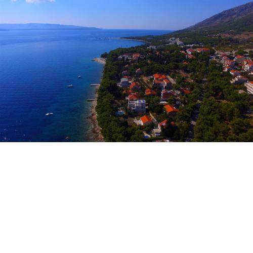 Villa Zlatni Rat - stunning location 5m from the sea 150m from resort centre