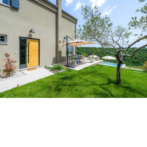 Volare e Cantare Villa with heated pool