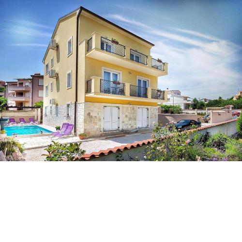 Wohnung in Ližnjan mit Großer Terrasse und Meerblick