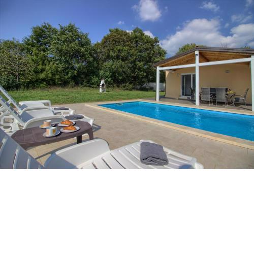 Wonderful villa Nezakcij with pool near the town and the beach