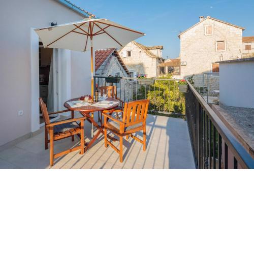Zlatin Dvor - apartments for 3, terrace, Trogir center, beach at 5-min, BIKE friendly